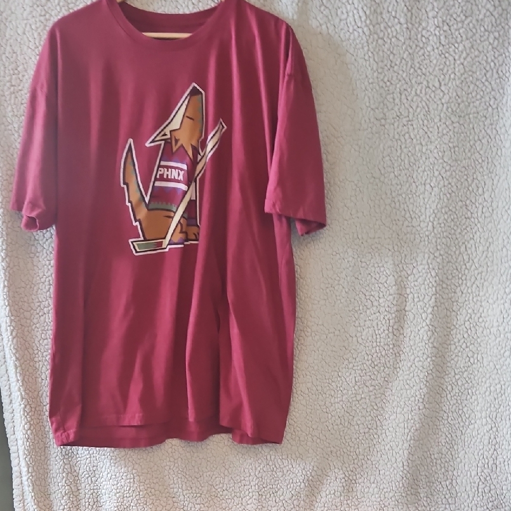 .Red Short Sleeve Graphic Tee